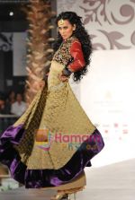 Model walks the ramp for Vikram Phadnis at Aamby Valley India Bridal Week day 4 on 1st Nov 2010 (34).JPG